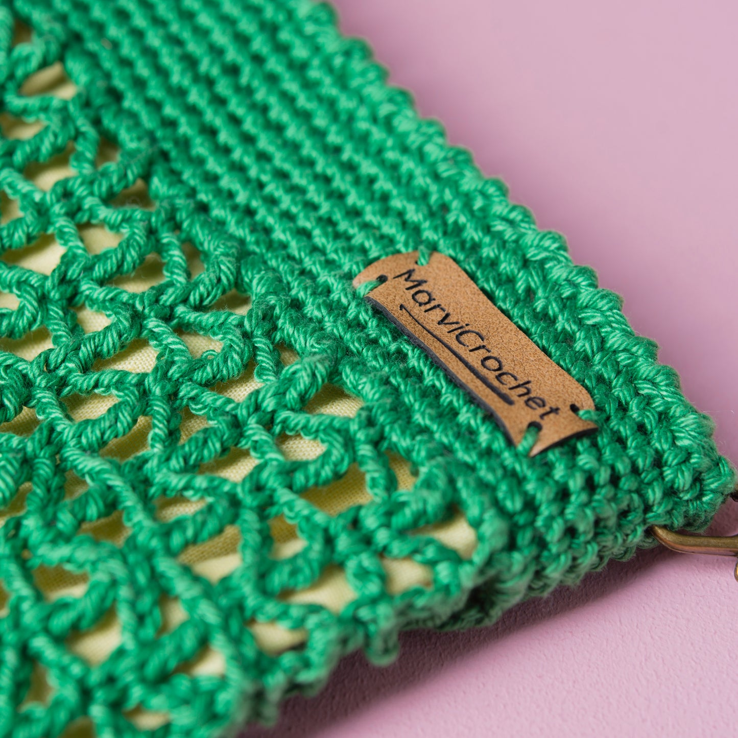 Funda de crochet para móvil TRÉBOL
