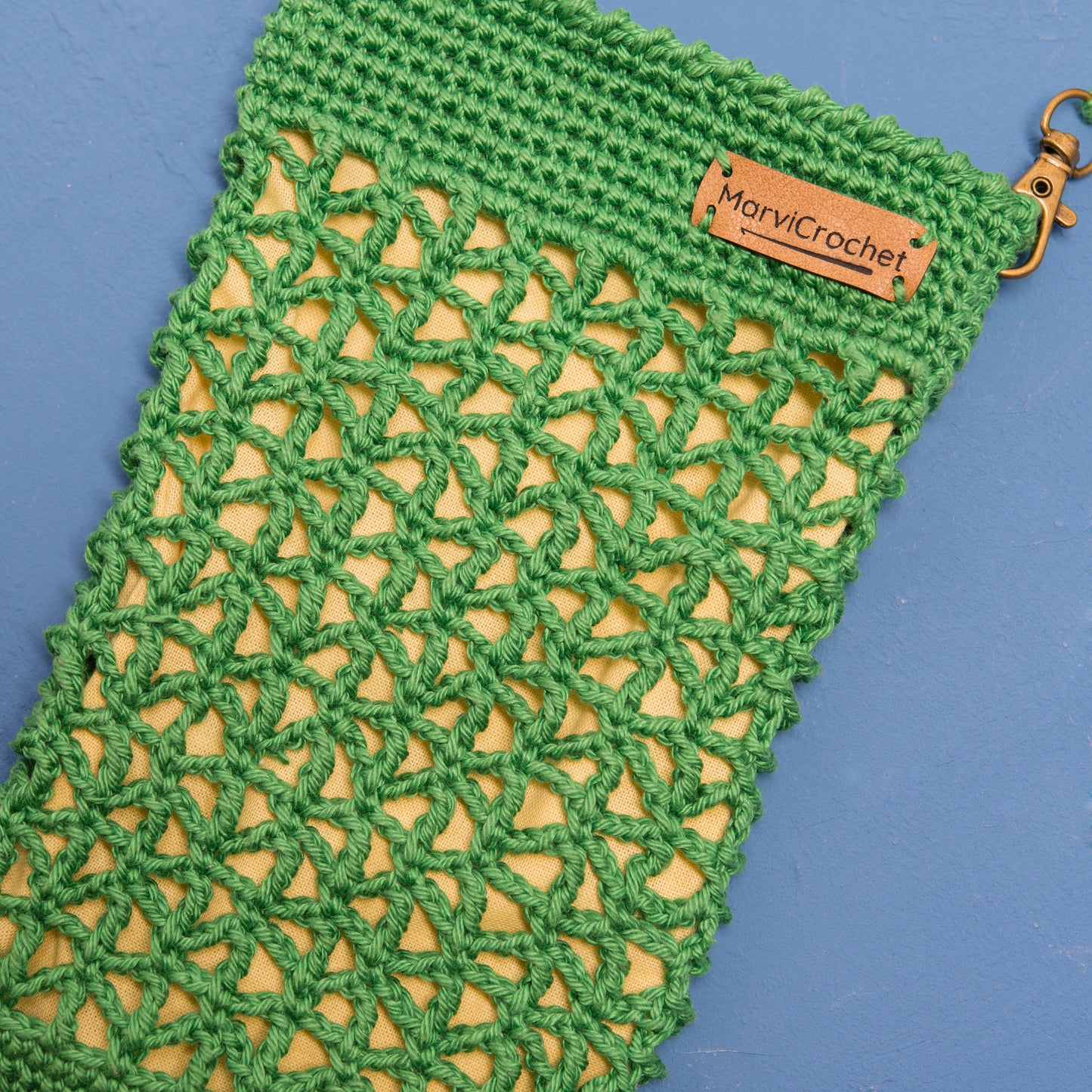 Funda de crochet para móvil TRÉBOL