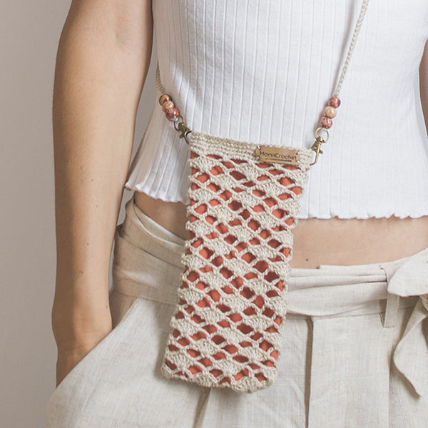 Funda de crochet calada para móvil.