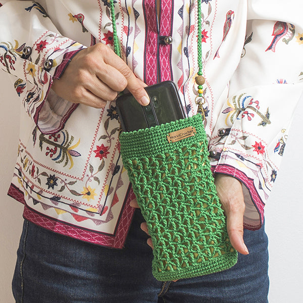 Funda de crochet verde calada para móvil.
