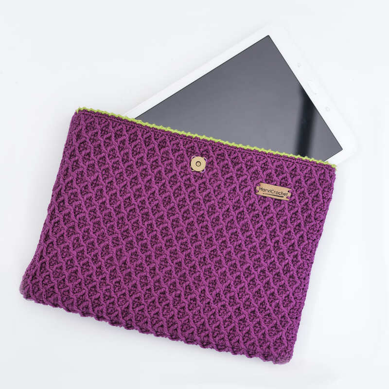 Funda de crochet para tablet EVA color magenta | MarviCrochet