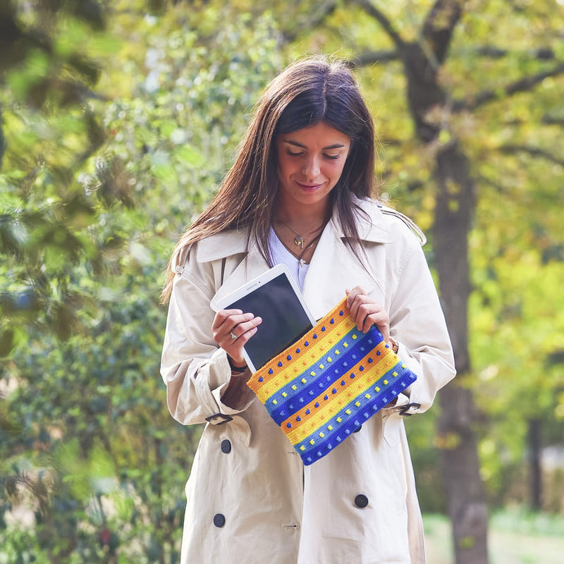 Funda de crochet para tablet GALA a rayas | MarviCrochet