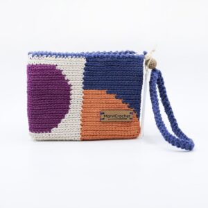 Monedero de crochet on diseño geométrico, cierre con cremallera y correa para colgar de la muñeca.