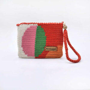 Monedero de crochet RUBY hecho a mano con diseño geométrico y colores vibrantes, cremallera y correa de muñeca.