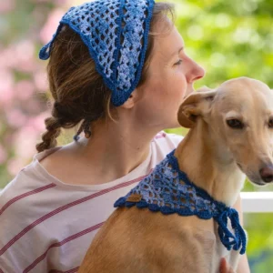 Pañuelo de crochet azul para mujer y bandana a juego para perro, mostrando un conjunto coordinado de accesorios artesanales Marvicrochet.